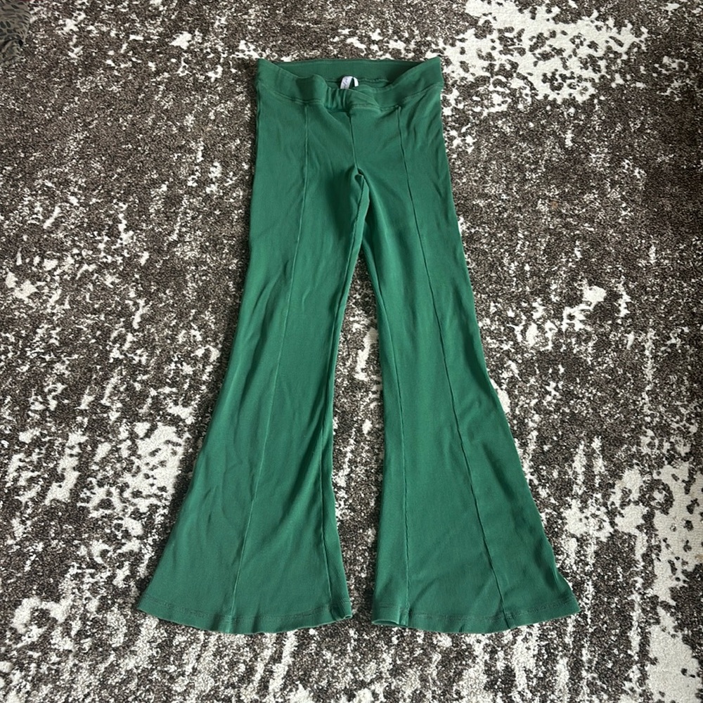UO ribbed flare yoga pants with V-cut on front size M